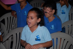 Honduran girl worshipping